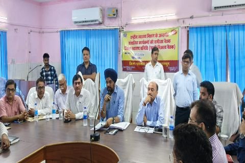 सुल्तानपुर ३०मयी २६ * स्वास्थ्य सेवाओं को अधिक प्रभावी, समावेशी एवं जनोन्मुखी बनाने पर जोर,लंबित अनुदानों पर जिलाधिकारी ने जताई नाराजगी, सोमवार तक कार्रवाई का अल्टीमेटम