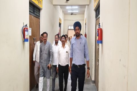 जिलाधिकारी महोदय द्वारा अंकारीपुर, दूबेपुर स्थित ई0वी0एम0/वी0वी0 पैट वेयर हाउस (स्ट्रांग रूम) का किया गया मासिक निरीक्षण।