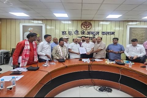 लखनऊ ३० मई २६ * वाणिज्य बन्धु की बैठक में उत्तर प्रदेश आदर्श व्यापार मंडल ने डीएम से सभी सरकारी विभागों में व्यापारियों से खरीद किए जाने को प्राथमिकता दिए जाने की मांग की