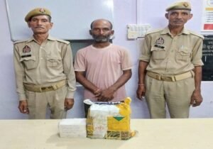 मथुरा 9 जुन 26*थाना माँट पुलिस द्वारा अभियुक्त को 20 अवैध देशी शराब के पऊये नगीना मार्का के साथ किया गिरफ्तार ।*