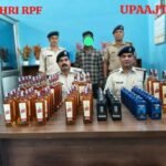 रोहतास9जून26*RPF डेहरी ऑन सोन की बड़ी कार्रवाई* *29 लीटर अंग्रेजी शराब के साथ तस्कर गिरफ्तार