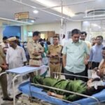 मथुरा 10 जून 26*जिलाधिकारी मथुरा द्वारा घायलों से अस्पताल में मुलाकात*