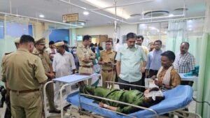 मथुरा 10 जून 26*जिलाधिकारी मथुरा द्वारा घायलों से अस्पताल में मुलाकात*