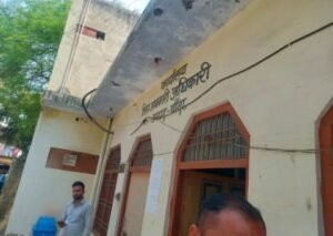 बांदा 10 जून 26*मवई बुजुर्ग गांव में ठेकेदारों की मिलीभगत से परचून की दुकानों पर बिक रही अवैध शराब*