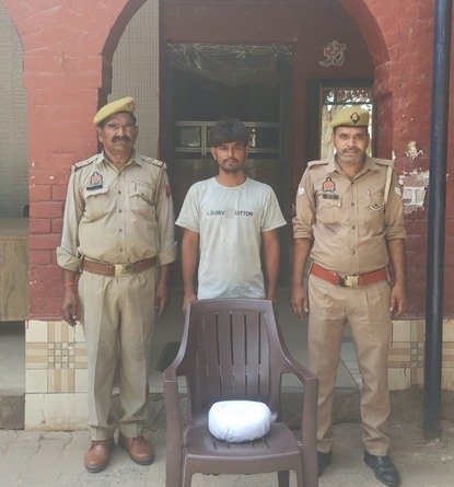 मथुरा 10 जून 26* अभियुक्त को 1050 ग्राम अवैध नशीला पदार्थ गांजा सहित किया गिरफ्तार गया ।*