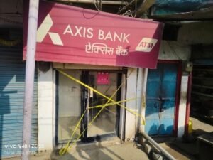 रोहतास14जून26*कोचस में ATM पर धावा: गैस कटर से काटकर लाखों की लूट, पुलिस टेप से सील हुआ Axis Bank ATM*