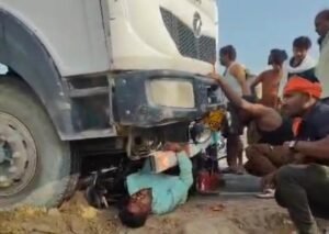 कौशाम्बी14जून2026*ओवरटेक करने के चक्कर में फिसली बाइक दो घायल*