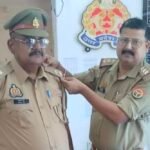 कानपुर नगर15जून26*हेड कांस्टेबल से सब-इंस्पेक्टर पद पर प्रमोशन होने पर प्रभारी निरीक्षक ने स्टार लगाकर सम्मानित किया