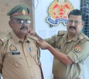 कानपुर नगर15जून26*हेड कांस्टेबल से सब-इंस्पेक्टर पद पर प्रमोशन होने पर प्रभारी निरीक्षक ने स्टार लगाकर सम्मानित किया