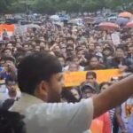 बेंगलुरु15जून26*कॉकरोच जनता पार्टी का बेंगलुरु में बारिश के बीच प्रदर्शन:एक्टर प्रकाश राज शामिल हुए,