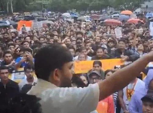 बेंगलुरु15जून26*कॉकरोच जनता पार्टी का बेंगलुरु में बारिश के बीच प्रदर्शन:एक्टर प्रकाश राज शामिल हुए,