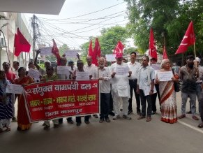 कानपुर नगर20जून26*आमेरकी नौ सेना द्वारा भारती नविको की हत्त्या के विरोध मे कानपुर के जिलाधिकारी को दिया ज्ञापन 