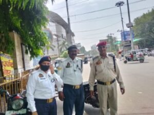 कानपुर नगर19जून26*इस समय भयंकर कड़ी धूप।के यातायात पुलिस जाम लगने के भय से कर रही मुस्तैद ड्यूटी