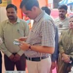 मथुरा 19 जून 26*पॉकेट डायरी नवाचार से प्रभावित हुए जिलाधिकारी, शिक्षक को प्रस्तुतीकरण हेतु किया आमंत्रित