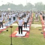 मऊ21जून2026*मऊ में ऊर्जा एवं नगर विकास मंत्री ए.के. शर्मा ने किया योगाभ्यास।*