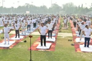 मऊ21जून2026*मऊ में ऊर्जा एवं नगर विकास मंत्री ए.के. शर्मा ने किया योगाभ्यास।*
