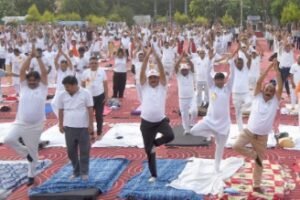 लखनऊ21.6. 26*"उत्तर प्रदेश आदर्श योग समिति" के तत्वाधान में अंतर्राष्ट्रीय योग दिवस के अवसर पर हजारों लोगों ने योगाभ्यास किया