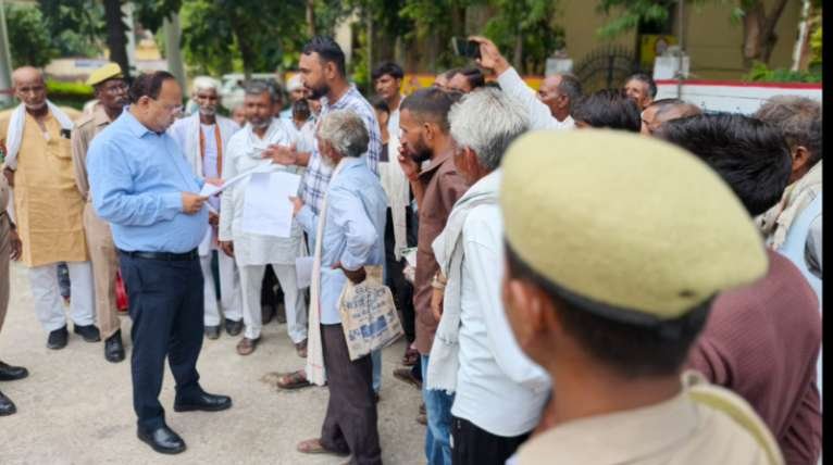 हमीरपुर26जून26*ग्रामीणों ने डीएम से लगाई न्याय की गुहार, आवास योजना में अनियमितता और धन उगाही के लगाए गंभीर आरोप