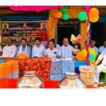 बांदा 27 जुन 26 *को कमासिन में मानवाधिकार फोरम के बैनर तले भीषण गर्मी को देखते हुए राहगीरों को शरबत वितरित किया गया **