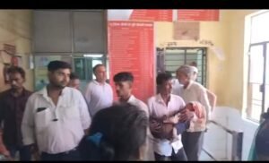 हरदोई29जून26*खाई में पलटा ऑटो, छह वर्षीय मासूम की मौत, दो गंभीर घायल