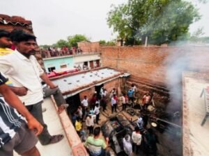बांदा 19 जून 26*शॉर्ट सर्किट से घर में लगी आग, 4 लाख से अधिक का सामान जलकर राख*