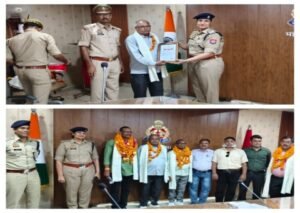 महोबा 30जून26*सेवानिवृत्त होने वाले पुलिसकर्मी को पुष्पगुच्छ/मोमेन्टों प्रदान कर दी गई भावुक विदाई।*