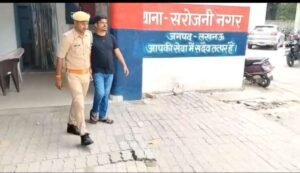 लखनऊ25जून26*राजधानी लखनऊ के थाना सरोजनीनगर पुलिस ने नाबालिग से दुष्कर्म के आरोपी अम्बुज वर्मा को गिरफ्तार किया!!
