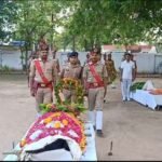 बांदा 28 जून 26*पुलिस लाइन में शोक सभा में मृत पुलिसकर्मी को अर्पित की गई भावभीनी श्रद्धांजलि ।