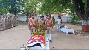 बांदा 28 जून 26*पुलिस लाइन में शोक सभा में मृत पुलिसकर्मी को अर्पित की गई भावभीनी श्रद्धांजलि ।