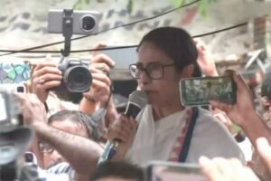 नई दिल्ली३ जून २०२६ *  ममता बनर्जी के धरने पर पहुंचे 5 MLA और 6 MP पूर्व CM बोलीं– जिन्हें सहारा दिया वहीं गद्दारों के साथ मिल गए