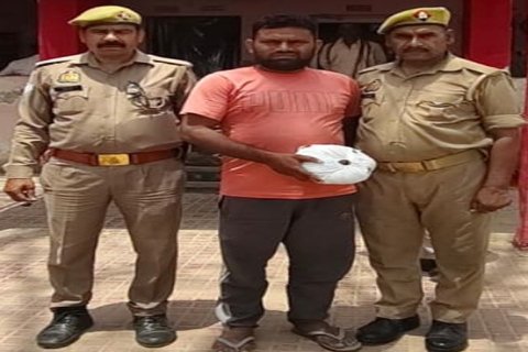 मथुरा 4 जून 26*थाना रिफाइनरी पुलिस द्वारा “ऑपरेशन प्रहार” के तहत 01 अभियुक्त को 550 ग्राम अवैध नशीला पदार्थ गांजा के साथ किया गया गिरफ्तार ।*