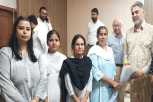 का अबोहर बार में पहुंचने पर महिला वकील सुखबीर कौर ने साथियों सहित किया भव्य स्वागत