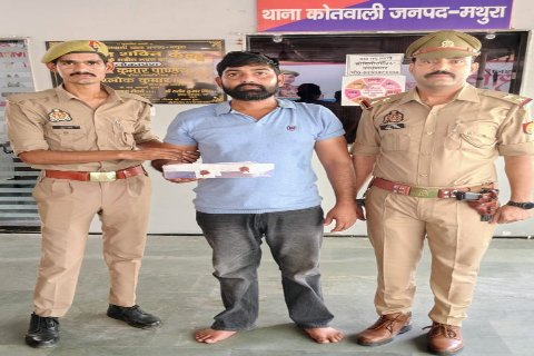 मथुरा 6 जून 26*थाना कोतवाली पुलिस द्वारा जान से मारने की नियत से फायरिंग करने के अभियोग में वांछित अभियुक्त को घटना में प्रयुक्त लाइसेंसी रिवाल्वर .32 बोर व 05 जिन्दा कारतूस .32 बोर सहित किया गया गिरफ्तार ।*