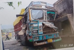 रोहतास/बंजारी7jun2026*: ब्रेक फेल ट्रक ने क्वार्टर में मारी टक्कर, बड़ा हादसा टला।
