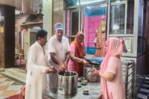 पंजाब २३ जून २०२६ * विपन शर्मा की धर्मपत्नी स्नेहलता शर्मा ने पार्षद बनने के बाद दुर्गा मंदिर में हल्वे व चने का लंगर लगाया