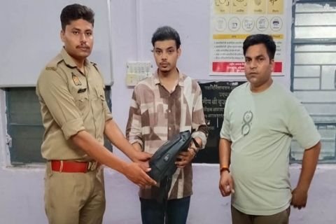 मथुरा 30 जून 26*थाना माँट पुलिस द्वारा खोये हुए बैग में रखे 50,000 हजार रुपये नगदी व सामान सहित बैग स्वामी को तलाश कर सुपुर्द किये गये ।