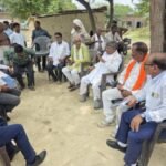अब्दुल जब्बार  79 साल बाद बांस गांव में जगी उम्मीद  बिजली विभाग की टीम ने किया सर्वे  एक माह में विद्युतीकरण का आश्वासन  भेलसर(अयोध्या)वर्षों से बिजली जैसी मूलभूत सुविधा से वंचित ग्राम पंचायत लोहटी के मजरे नयापुरवा स्थित बांस गांव में आखिरकार विद्युतीकरण की प्रक्रिया शुरू हो गई है।बुधवार को बिजली विभाग की टीम गांव पहुंची और मौके पर सर्वे कर ग्रामीणों की समस्याओं का जायजा लिया।इस दौरान क्षेत्रीय विधायक रामचंद्र यादव ने भी गांव पहुंचकर अधिकारियों को जल्द से जल्द विद्युतीकरण का कार्य पूरा करने के निर्देश दिए। बिजली विभाग के अधिशासी अभियंता रोहित जैन सहित टीम ने पूरे गांव का निरीक्षण किया।अधिकारियों ने बिजली के खंभे लगाने, विद्युत लाइन बिछाने और अन्य आवश्यक कार्यों के लिए सर्वे किया। टीम ने ग्रामीणों से बातचीत कर उनकी समस्याएं भी सुनीं। निरीक्षण के दौरान विधायक रामचंद्र यादव ने अधिशासी अभियंता को निर्देश दिए कि एक माह के भीतर गांव में बिजली के खंभे लगाए जाएं और विद्युत आपूर्ति शुरू कराई जाए।उन्होंने कहा कि किसी भी स्तर पर लापरवाही बर्दाश्त नहीं की जाएगी और ग्रामीणों को जल्द से जल्द बिजली की सुविधा उपलब्ध कराई जाएगी। क्षेत्रीय विधायक रामचंद्र यादव ने कहा कि बांस गांव के ग्रामीणों को लंबे समय से बिजली जैसी मूलभूत सुविधा नहीं मिल पा रही थी।मामला संज्ञान में आते ही बिजली विभाग के अधिकारियों को मौके पर भेजकर सर्वे कराया गया है। उन्होंने अधिशासी अभियंता को निर्देश दिए हैं कि एक माह के भीतर गांव में बिजली के खंभे लगाकर विद्युत आपूर्ति शुरू कराई जाए। उन्होंने कहा कि सरकार की मंशा है कि कोई भी गांव बिजली जैसी बुनियादी सुविधा से वंचित न रहे और कार्य में किसी भी प्रकार की लापरवाही स्वीकार नहीं की जाएगी। गांव के ग्रामीण राजकुमार और श्यामलाल ने खुशी जताते हुए कहा कि वर्षों से गांव अंधेरे में था। कई बार अधिकारियों और जनप्रतिनिधियों से मांग करने के बावजूद समस्या का समाधान नहीं हो सका था। अब विभागीय अधिकारियों के गांव पहुंचने और सर्वे शुरू होने से ग्रामीणों में उम्मीद जगी है कि जल्द ही उनके घरों में भी बिजली पहुंचेगी।ग्रामीणों ने बताया कि बिजली नहीं होने से बच्चों की पढ़ाई प्रभावित होती थी, गर्मी के दिनों में रातें हाथ का पंखा झलते हुए गुजरती थीं और अंधेरे के कारण जंगली जानवरों का भी खतरा बना रहता था। उन्होंने सरकार और प्रशासन से विद्युतीकरण का कार्य निर्धारित समय में पूरा कराने की मांग की है।मौके पर प्रधान प्रतिनिधि ,सदल प्रसाद निषाद, अजय शुक्ला, सोनू निषाद, प्रधान देवीदीन गौतम, घनश्याम गौतम, सुभाष निषाद, श्रीमती सुशीला निषाद, साहब लाल निषाद और कुंजबिहारी निषाद सहित बड़ी संख्या में ग्रामीण उपस्थित रहे। उन्होंने अधिकारियों से गांव में शीघ्र विद्युत व्यवस्था सुनिश्चित कराने की मांग की।