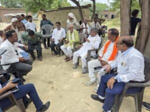अब्दुल जब्बार 79 साल बाद बांस गांव में जगी उम्मीद बिजली विभाग की टीम ने किया सर्वे एक माह में विद्युतीकरण का आश्वासन भेलसर(अयोध्या)वर्षों से बिजली जैसी मूलभूत सुविधा से वंचित ग्राम पंचायत लोहटी के मजरे नयापुरवा स्थित बांस गांव में आखिरकार विद्युतीकरण की प्रक्रिया शुरू हो गई है।बुधवार को बिजली विभाग की टीम गांव पहुंची और मौके पर सर्वे कर ग्रामीणों की समस्याओं का जायजा लिया।इस दौरान क्षेत्रीय विधायक रामचंद्र यादव ने भी गांव पहुंचकर अधिकारियों को जल्द से जल्द विद्युतीकरण का कार्य पूरा करने के निर्देश दिए। बिजली विभाग के अधिशासी अभियंता रोहित जैन सहित टीम ने पूरे गांव का निरीक्षण किया।अधिकारियों ने बिजली के खंभे लगाने, विद्युत लाइन बिछाने और अन्य आवश्यक कार्यों के लिए सर्वे किया। टीम ने ग्रामीणों से बातचीत कर उनकी समस्याएं भी सुनीं। निरीक्षण के दौरान विधायक रामचंद्र यादव ने अधिशासी अभियंता को निर्देश दिए कि एक माह के भीतर गांव में बिजली के खंभे लगाए जाएं और विद्युत आपूर्ति शुरू कराई जाए।उन्होंने कहा कि किसी भी स्तर पर लापरवाही बर्दाश्त नहीं की जाएगी और ग्रामीणों को जल्द से जल्द बिजली की सुविधा उपलब्ध कराई जाएगी। क्षेत्रीय विधायक रामचंद्र यादव ने कहा कि बांस गांव के ग्रामीणों को लंबे समय से बिजली जैसी मूलभूत सुविधा नहीं मिल पा रही थी।मामला संज्ञान में आते ही बिजली विभाग के अधिकारियों को मौके पर भेजकर सर्वे कराया गया है। उन्होंने अधिशासी अभियंता को निर्देश दिए हैं कि एक माह के भीतर गांव में बिजली के खंभे लगाकर विद्युत आपूर्ति शुरू कराई जाए। उन्होंने कहा कि सरकार की मंशा है कि कोई भी गांव बिजली जैसी बुनियादी सुविधा से वंचित न रहे और कार्य में किसी भी प्रकार की लापरवाही स्वीकार नहीं की जाएगी। गांव के ग्रामीण राजकुमार और श्यामलाल ने खुशी जताते हुए कहा कि वर्षों से गांव अंधेरे में था। कई बार अधिकारियों और जनप्रतिनिधियों से मांग करने के बावजूद समस्या का समाधान नहीं हो सका था। अब विभागीय अधिकारियों के गांव पहुंचने और सर्वे शुरू होने से ग्रामीणों में उम्मीद जगी है कि जल्द ही उनके घरों में भी बिजली पहुंचेगी।ग्रामीणों ने बताया कि बिजली नहीं होने से बच्चों की पढ़ाई प्रभावित होती थी, गर्मी के दिनों में रातें हाथ का पंखा झलते हुए गुजरती थीं और अंधेरे के कारण जंगली जानवरों का भी खतरा बना रहता था। उन्होंने सरकार और प्रशासन से विद्युतीकरण का कार्य निर्धारित समय में पूरा कराने की मांग की है।मौके पर प्रधान प्रतिनिधि ,सदल प्रसाद निषाद, अजय शुक्ला, सोनू निषाद, प्रधान देवीदीन गौतम, घनश्याम गौतम, सुभाष निषाद, श्रीमती सुशीला निषाद, साहब लाल निषाद और कुंजबिहारी निषाद सहित बड़ी संख्या में ग्रामीण उपस्थित रहे। उन्होंने अधिकारियों से गांव में शीघ्र विद्युत व्यवस्था सुनिश्चित कराने की मांग की।
