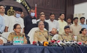 लखनऊ2जुलाई26*अंतरराष्ट्रीय साइबर फ्रॉड कॉल सेंटर का पर्दाफाश,119 साइबर अभियुक्तो को किया गया गिरफ्तार