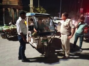 मथुरा 2 जुलाई 26*नियम विरुद्ध रुट पर चलने वाले ई रिक्शा एवं ऑटो के विरुद्ध की गई कार्यवाही।*