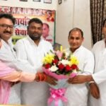 नोयडा4जुलाई26*पश्चिमी उत्तर प्रदेश युवा कांग्रेस प्रदेश उपाध्यक्ष शहाबुद्दीन को मनोनीत किये जाने पर गुलदस्ता देकर शुभकामनाएं बधाई दी