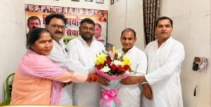 नोयडा4जुलाई26*पश्चिमी उत्तर प्रदेश युवा कांग्रेस प्रदेश उपाध्यक्ष शहाबुद्दीन को मनोनीत किये जाने पर गुलदस्ता देकर शुभकामनाएं बधाई दी