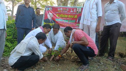 बांदा4जुलाई26 *जनवरीअखिलेश यादव के जन्मदिन पर चंदवारा में हुआ वृक्षारोपणसपा नेताओं ने पर्यावरण संरक्षण का दिया संदेश*