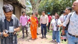 कानपुर6जुलाई26* पहली बारिश ने खोली व्यवस्थाओं की पोल, महापौर प्रमिला पांडे खुद उतरीं सड़क पर
