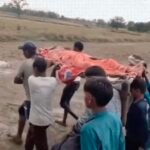 रीवा6जुलाई26*सड़क न होने से गई जान आकाशीय बिजली से घायल आदिवासी महिला को 2 KM खाट पर ढोते रहे ग्रामीण,