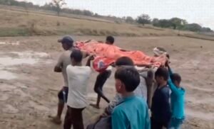 रीवा6जुलाई26*सड़क न होने से गई जान आकाशीय बिजली से घायल आदिवासी महिला को 2 KM खाट पर ढोते रहे ग्रामीण,