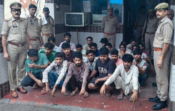 मथुरा 8 जुलाई 26* साइबर ठगी करने वाले 22 अभियुक्त 58 फर्जी (कूटरिचत) आधार कार्ड व 05 मोबाइल फोन सहित गिरफ्तार ।*