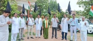 बांदा(उत्तर प्रदेश)9जुलाई26*मुख्यमंत्री के बाँदा आगमन पर "दान चोर, गद्दी छोड़"के नारे के साथ काले झण्डे दिखाये गये