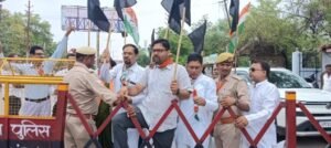 बांदा(उत्तर प्रदेश)9जुलाई26*मुख्यमंत्री के बाँदा आगमन पर "दान चोर, गद्दी छोड़"के नारे के साथ काले झण्डे दिखाये गये