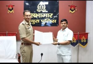 मथुरा 10 जुलाई26 पुलिस लाइन सभागार में श्री शिवराम सिंह(डी०जी०सी०)को प्रशस्ति पत्र देखकर सम्मानित किया गया*